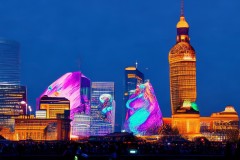 英雄联盟全球总决赛外滩灯光秀：电竞文化与数字艺术点亮中西文化交融